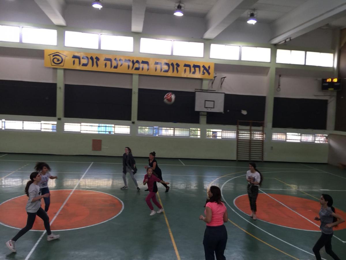 بيوم المرأه العالمي انطلاق فريق البنات لكرة القدم في المركز الجماهيري ابوسنان